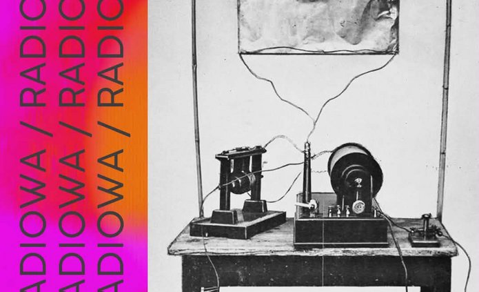 Na zdjęciu widać stare urządzenie radiowe.